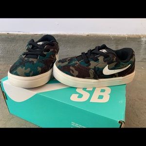 Toddler 6c Nike camo skateboarding shoes